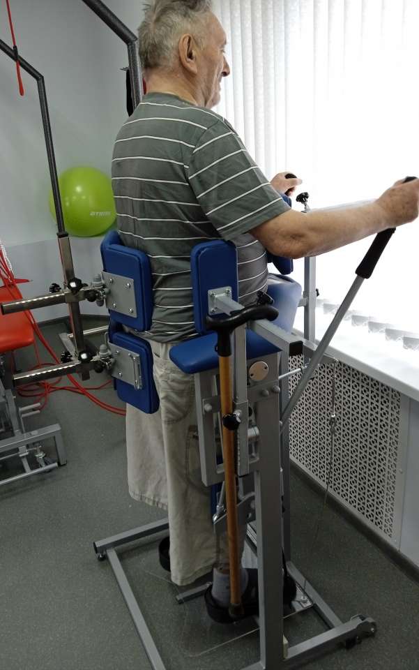 Хороший центр после инсульта. Имитрон имитатор ходьбы. Имитрон тренажер для ходьбы для реабилитации. Механотерапия после инсульта. Аппарат для механотерапии.